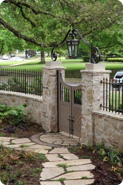 I like the half circle border with pavers and flagstone at the gate entrance. Gates And Fences, Front Garden Design, Real Estat, Front Yard Fence, Front Gates, Have Inspiration, Backyard Fences, Iron Gate, Kew Gardens