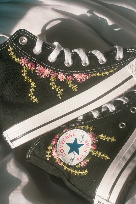 Converse Embroidery Ideas Black, Converse Aesthetic Embroidery, Embroidered Converse High Tops Black, Embroidered Black Converse, Black Converse Embroidery, Embroidery Shoes Diy, Diy Converse, Personalized Converse, Converse Ideas