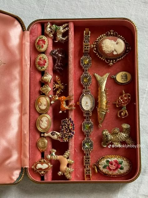 Antique Jewelry Aesthetic, Vintage Jewelry Box Aesthetic, Jewellery Box Aesthetic, Trinkets Aesthetic, Jewelry Box Aesthetic, Brooch Aesthetic, Vintage Trinkets, Kandi Cuff, Dope Jewelry