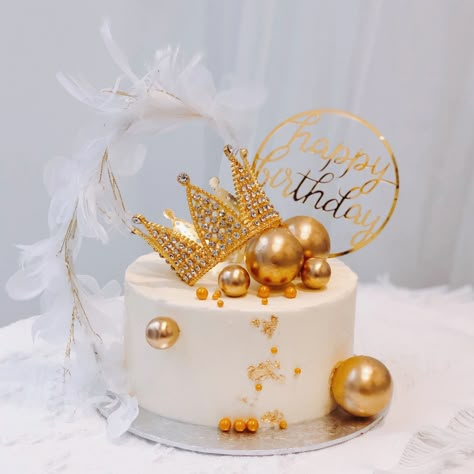 Beige Birthday Theme, Golden Birthday Cake Ideas, Gold Crown Cake, Birthday Cake Crown, Tiara Cake Topper, Queens Birthday Cake, Golden Birthday Cakes, Tiara Cake, Alcohol Cake