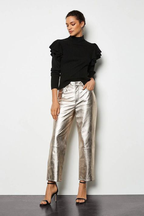 Gold Pants Outfit, Silver Pants Outfit, Winter Outfits Jeans, Metallic Pants Outfit, Silver Trousers, Metallic Trousers, New Years Eve Looks, Gold Jeans, Style Roots