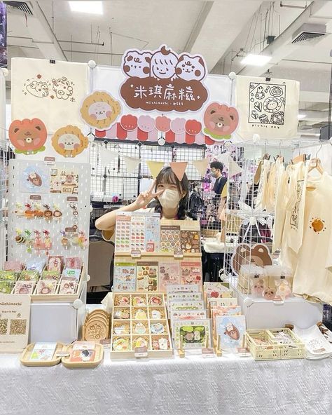 Cute Convention Booth, Booth Organization Display Ideas, Cute Stall Ideas, Small Market Stall Ideas, Small Business Artist, Table Booth Design, Artists Alley Display, Exhibition Booth Ideas, I Will Achieve My Goals