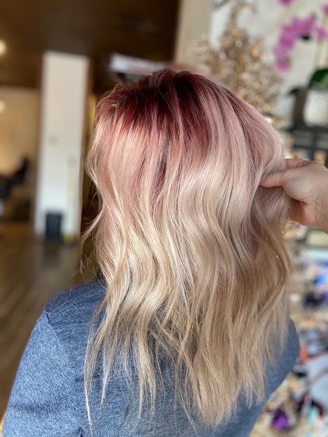 Maroon Roots Blonde Hair, Maroon To Blonde Ombre Hair, Burgundy Shadow Root, Maroon Blonde Hair, Blonde With Red Roots, Blonde Hair Red Roots, Red Roots Blonde Hair Balayage, Red Roots Brown Hair, Red Shadow Root Blonde