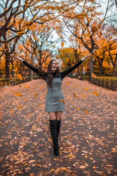 Fall College Photoshoot, Fall Birthday Photoshoot, Fall Graduation Outfit, Photoshoot Ideas Outfits, Cute Fall Pictures, Fall Photo Shoot Ideas, Autumn Photo Ideas, Fall Picture Outfits, Fall Picture Ideas