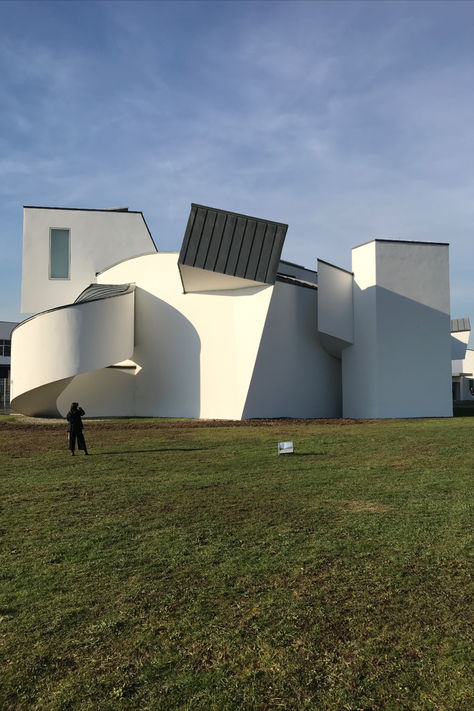 Vitra Design Museum by architect Frank Gehry at Vitra Campus, Weil am Rhein, Alemanha Vitra Museum, Frank Gehry Architecture, Gehry Architecture, Vitra Design Museum, Vitra Design, Accessory Design, Arch Interior, Famous Buildings, Frank Gehry