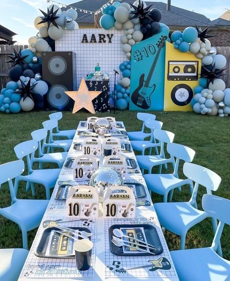 Modern Event Decor, Music Birthday Party Theme, Rock And Roll Party Decorations, Festa Rock Roll, Rock And Roll Birthday Party, Music Party Decorations, Music Birthday Party, Rock And Roll Birthday, Music Theme Birthday