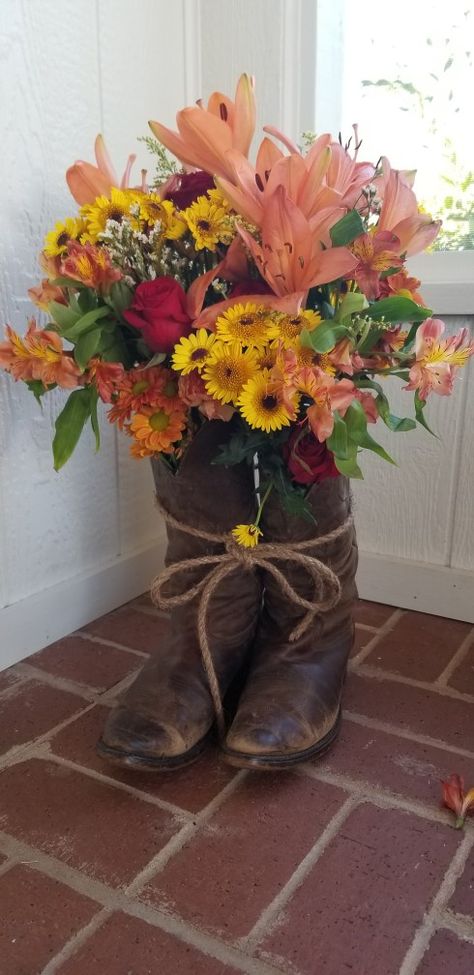 Boot Bouquet, Boots And Bubbly, Western Christmas Decorations, Cowboy Boot Crafts, Western Centerpieces, Old Cowboy Boots, Boot Decor, Western Style Decor, Cow Skull Decor