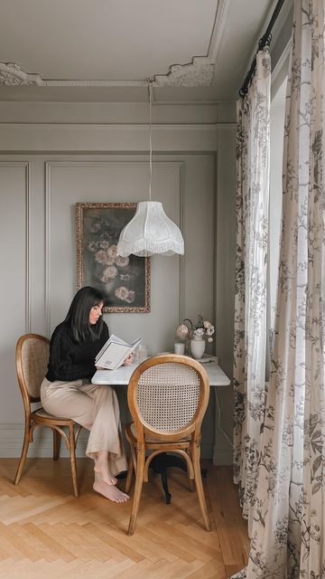 Small Table In Front Of Window, Pretty In The Pines Shelby, Bedroom Corner Decor Ideas, French Small Apartment, Elegant Room Ideas, Room Corner Design, Room Corner Decor, Corner Of Living Room, Pretty In The Pines