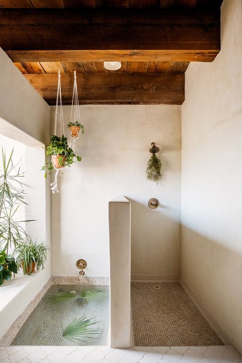 daglicht, hout, contact met de natuur, combinatie bad en douche Joshua Tree House, Interior Boho, Outdoor Bathroom, Interior Design Per La Casa, Garden Bathroom, Desert Homes, Dream Bathrooms, Dream Bathroom, Style At Home