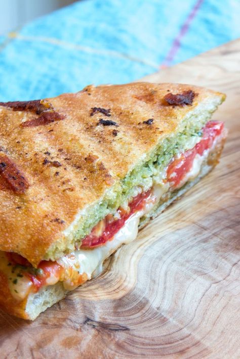 Quick Vegan Recipes, Italian Caprese, Caprese Panini, Lunch Stuff, Stomach Rumbling, Panini Recipe, Yummy Sandwiches, Panini Recipes, Quick Vegan