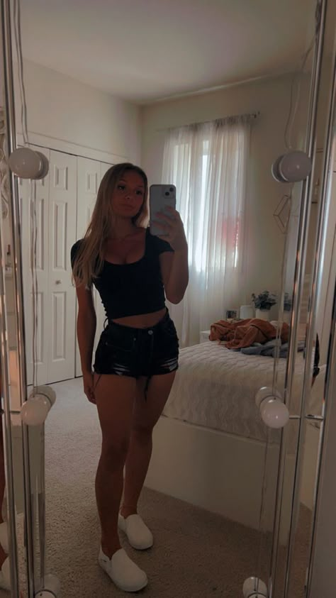 Tshirt And Jean Shorts Outfit Summer, Black Top Shorts Outfit, Black Shorts And Shirt Outfit, Summer Jeans Shorts Outfit, Cute Crop Top Outfits With Shorts, Demin Shorts Outfit Aesthetic, Styling Black Shorts Summer Outfits, Crop Top And Jean Shorts Outfit, Black Jean Shorts Outfit Summer Baddie