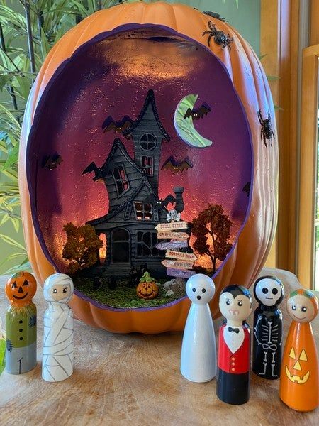 Happy Halloween! Halloween Interior Decor, Bedroom Halloween Decor, Cardboard Village, Pumpkin Inspo, Halloween Pumpkin Decorating, Pumpkin Diorama, No Carve Pumpkin Ideas, Pumpkin Carving Halloween, Pumpkin Fairy