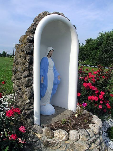 Hmmm...something like this in the yard perhaps? Marian Garden, Grotto Design, Shrine Ideas, Bathtub Pictures, Mary Garden, Old Bathtub, Prayer Garden, Virgin Mary Statue, Mary Statue