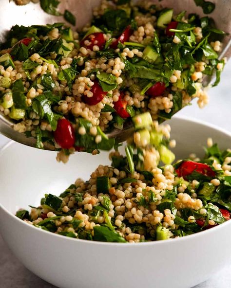 Pouring Pearl couscous salad into a serving bowl Cuscus Salad, Greek Dinner Party, Pearl Couscous Recipes, Greek Couscous Salad, Ina Garten Chicken, Curry Salad, Pearl Couscous Salad, Diet Meal Ideas, Greek Dinner