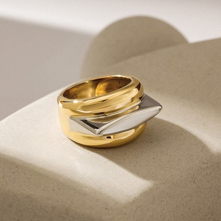 Stainless Steel | 316L. 14K Gold Plating. Hypoallergenic. Water Resistant. Modern Rings, Rings Minimalist, Accessories Elegant, Stacked Rings, Curve Ring, Stylish Rings, Stainless Steel Plate, Rings Fashion, Modern Ring