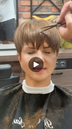 Very Very Short Hairstyles, Center Part Pixie Haircut, Short Neck Haircut, Pixie Cut 2024, Short Hair Back View Pixie, Pixie Haircut Videos, Side Part Pixie Haircut, Stacked Pixie Haircut, Lea Seydoux Hair