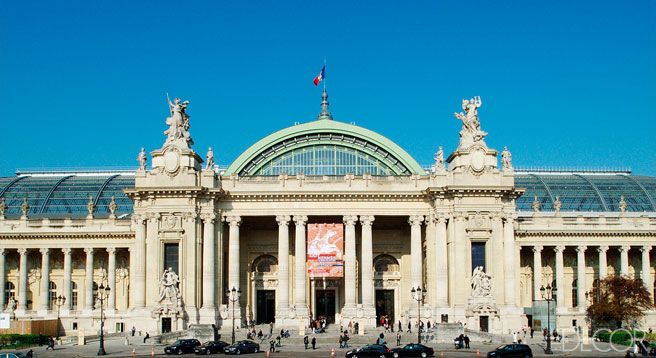 a large building with statues on the front and side of it's entrance,