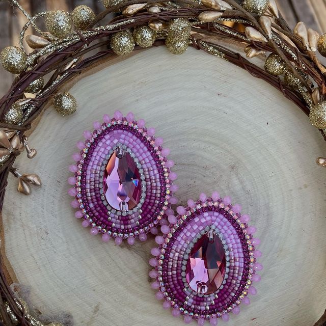 Purple Beaded Earrings Native Americans, Beading Knots, Regalia Beadwork, Purple Beaded Earrings, Indigenous Beading, Pink Beaded Earrings, Native Outfits, Embroidered Jewellery, Vendor Ideas