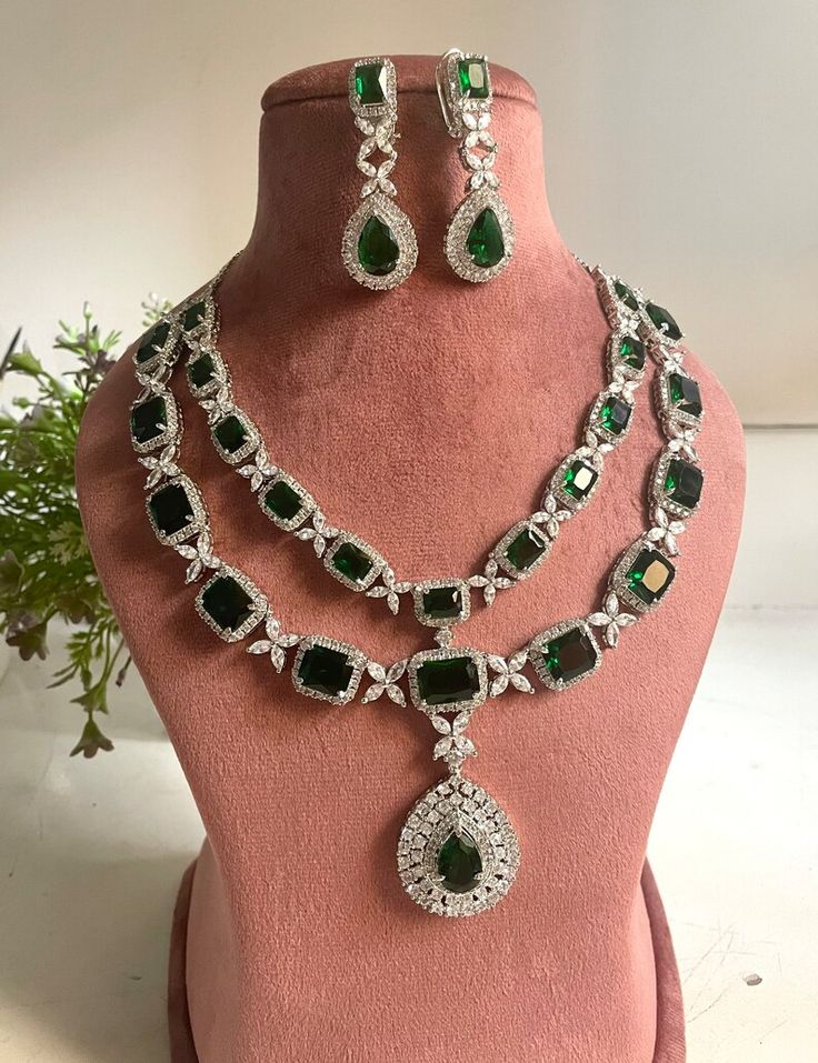 Luxury Hand-set White Gold Emerald Necklace, Luxury Green Bollywood Jewelry Sets, Green American Diamond Bridal Necklace, Luxury Hand-set Green Diamond Necklace, Luxury Hand-set Dazzling Emerald Necklace, Beautiful Diamond Necklace, Indian Bridal Jewellery, Necklace Set Indian, Antique Jewellery Designs