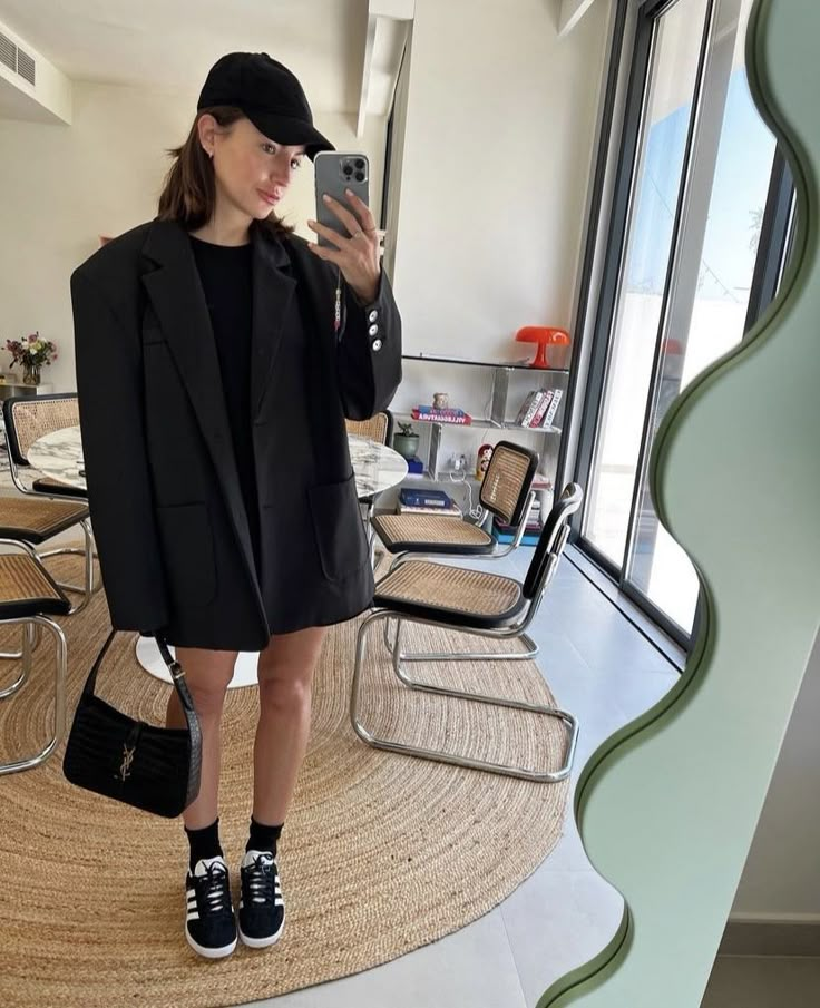 Black Adidas Outfit, Gazelle Outfit, Black Sneakers Outfit, Adidas Gazelle Outfit, Adidas Outfit Women, Campus 00, Looks Adidas, Samba Adidas, Alexandra Pereira