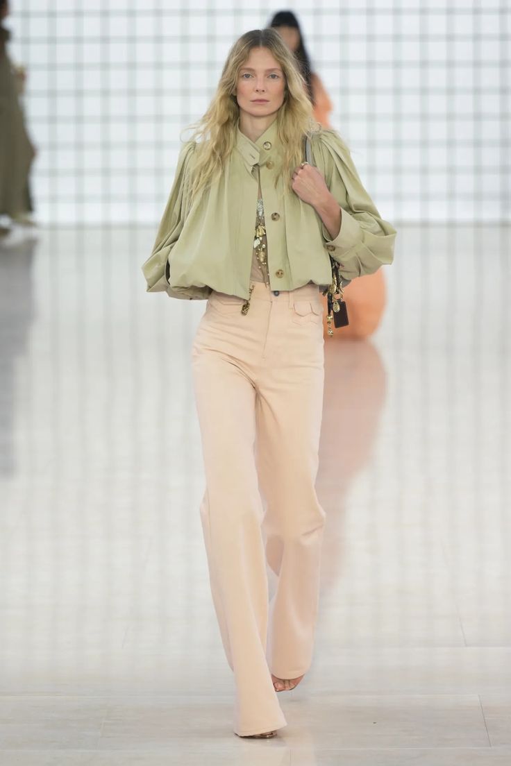 Chloé Spring 2025 Ready-to-Wear Runway, Fashion Show & Collection Review [PHOTOS] Chelsea Boots With Jeans, Jeans Chelsea Boots, Zara Models, Boots With Jeans, Ankle Boots With Jeans, Chloe Fashion, How To Wear Ankle Boots, Desert Fashion, 2025 Trends