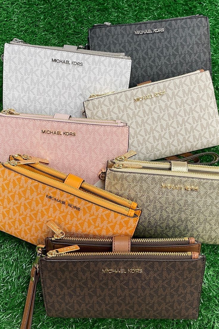 Wallet Michael Kors, Name Brand Purses, Brand Purses, Micheal Kors Wallet, Louis Vuitton Luggage, Mk Wallet, Mk Purse, Girly Bags, Michael Kors Purse