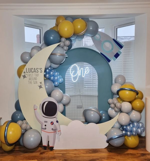 an astronaut balloon arch with balloons around it