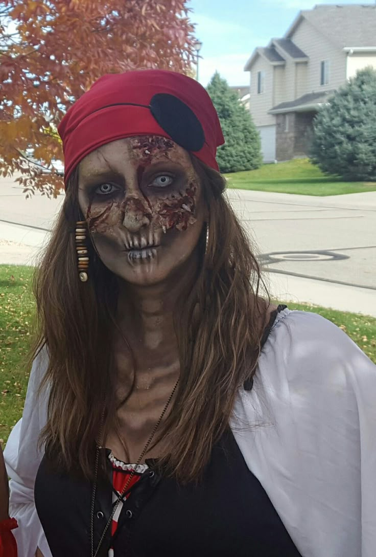 Zombie Pirates Costume, Zombie Costume Scary, Creepy Zombie Makeup, Undead Pirate Makeup, Creepy Pirate Makeup, Pirate Cosplay Makeup, Zombie Outfits Halloween, Trucco Zombie Halloween, Zombie Pirate Makeup