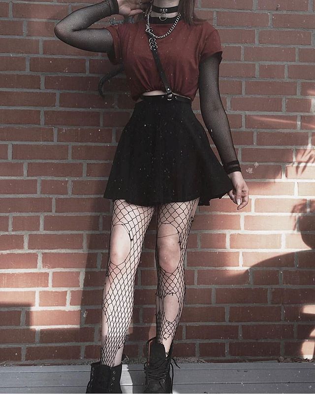 Resultado de imagen para faldas tumblr Egirl Fashion, Look Grunge, Skirt Diy, Goth Outfit, Style Gothic, Hipster Outfits, Grunge Girl, Goth Aesthetic, Outfit Trends