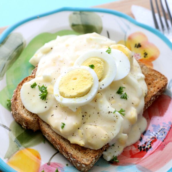 an egg and cheese sandwich is on a plate