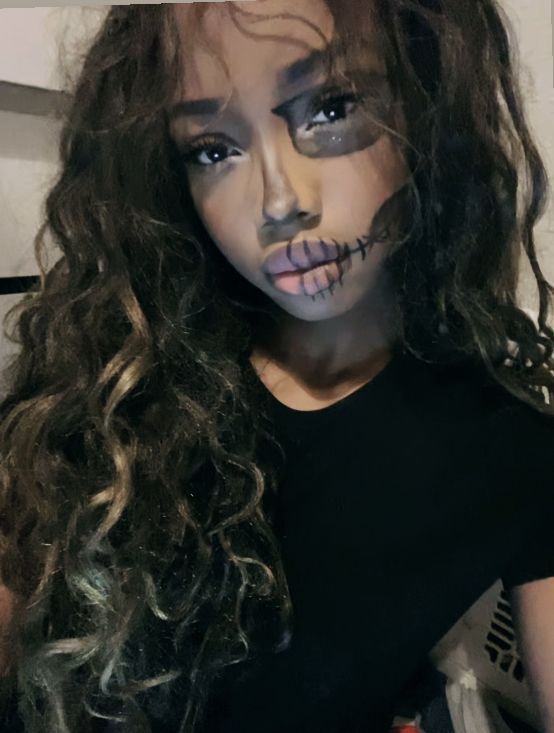 Curly Head Halloween Costumes, Skeleton Simple Makeup, Scelotin Makeup Tutorial, Cute Skeleton Face Paint, Simple Makeup Looks Halloween, Halloween Baddie Makeup, Skull Makeup Black Women, Latina Skeleton Makeup, Easy Dia De Los Muertos Makeup Ideas Half Face