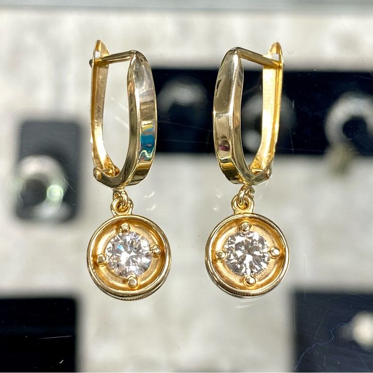 14k Yellow Gold 1 Carat Diamond Dangle Drop Earrings New With Tags!! Retail Price: $2695 1 Carat Total Weight 0.50 Carat Each; 5mm Stone Genuine Diamonds, Solid Gold Color: G - H ~ Clarity: Vs2 - Si1 14k Yellow Gold, Thick, Heavy, Substantial Lever Back Huggie Style Hoops Earrings With Genuine 0.50 Carat Diamond On Each Earring. Total Carat Weight = 1 Carat. ~*Excellent Stones*~ Nice, Bright, Clear, Shiny Diamonds!! Well Made, 3.54 Grams Vintage, 14k, Yellow Gold, Easter, Graduation, Wedding, Br Luxury 14k Gold Halo Earrings, Luxury Halo Design Dangle Earrings, Classic Dangle Earrings With Halo Design, Luxury Dangle Earrings With Halo Design, Yellow Gold Halo Drop Earrings, Elegant Dangle Huggie Earrings With Diamond Accents, Formal Dangle Hoop Earrings Fine Jewelry, Vvs Clarity Diamond Drop Earrings In 14k Gold, Formal Diamond Huggie Earrings With Halo Design