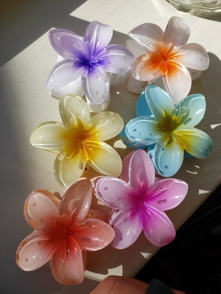 Danielleism Aesthetic, Flower Clip Hair, Flower Hair Clips Aesthetic, Flower Clips For Hair, Hair Flower Accessories, Flowers Hair Clips, Hawaiian Flower Hair, Hair Clips Claw, Hawaiian Hairstyles