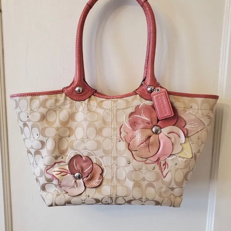 Beautiful Coach Bleeker Bag With Signature Tan & Beige Cc Pattern In Pinks/Roses X 2. Very Light Pen Marks Inside. Please Refer To All Photos For Current Photos. Bags Coach, Coach Bags, Shoulder Bags, Roses, Bag Lady, Pen, Size 10, Shoulder Bag, Cream