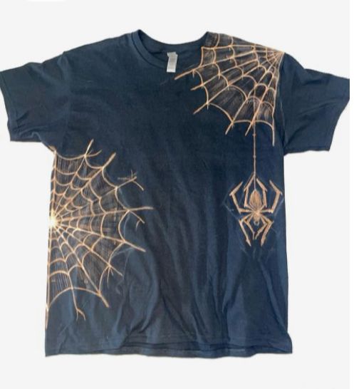 Spider Web Shirt Diy, Spiderweb Bleach Shirt, Puffy Paint Clothes, Spiderman Bleached Shirt, Diy Tshirts Ideas Graphic Tees, Designs To Draw On Shirts, Bleached Black Shirt Ideas, Spider Bleach Shirt, Bleach Designs On Shirts Grunge