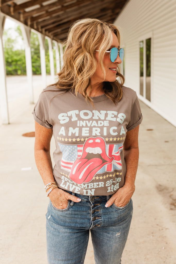 invade America tee Outfit Ideas For Vacation, Weekend Outfit Ideas, Girls Night Out Outfit, Rolling Stones Tee, European Trip, Concert Outfit Inspo, Music And Fashion, Casual Work Wear, Night Out Outfit