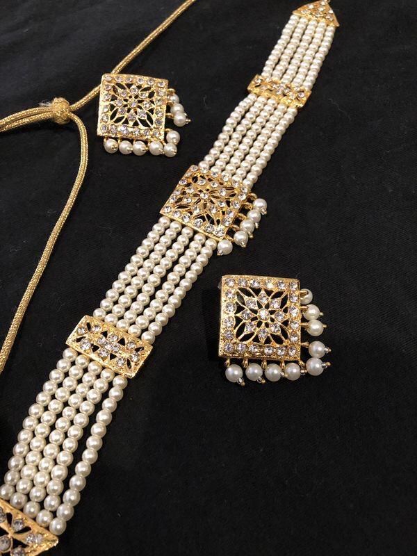 Indian Jewelry Choker, Kalung Choker, Jewelry Accessories Aesthetic, Inexpensive Jewelry, Choker Necklace Designs, Choker Designs, Antique Jewellery Designs, Pearl Jewelry Design, Gold Jewelry Simple Necklace