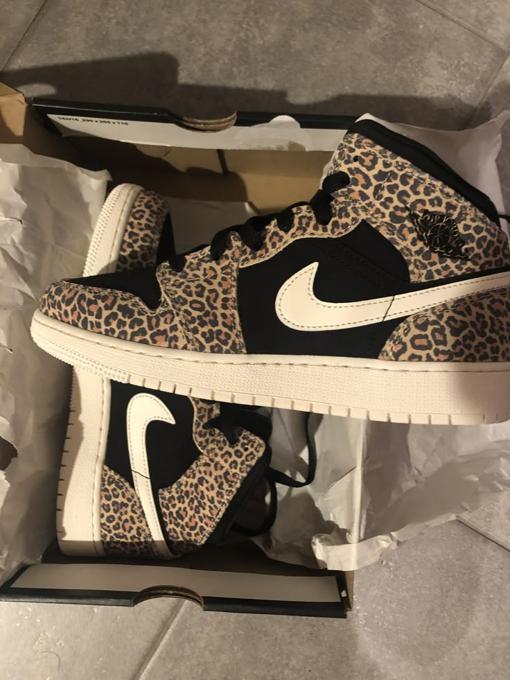 Pretty Sneakers, Cute Nike Outfits, Trendy Shoes Sneakers, Jordan Shoes Girls, Preppy Shoes, Pretty Shoes Sneakers, Leopard Shoes, Shoe Wishlist, Shoes Teen