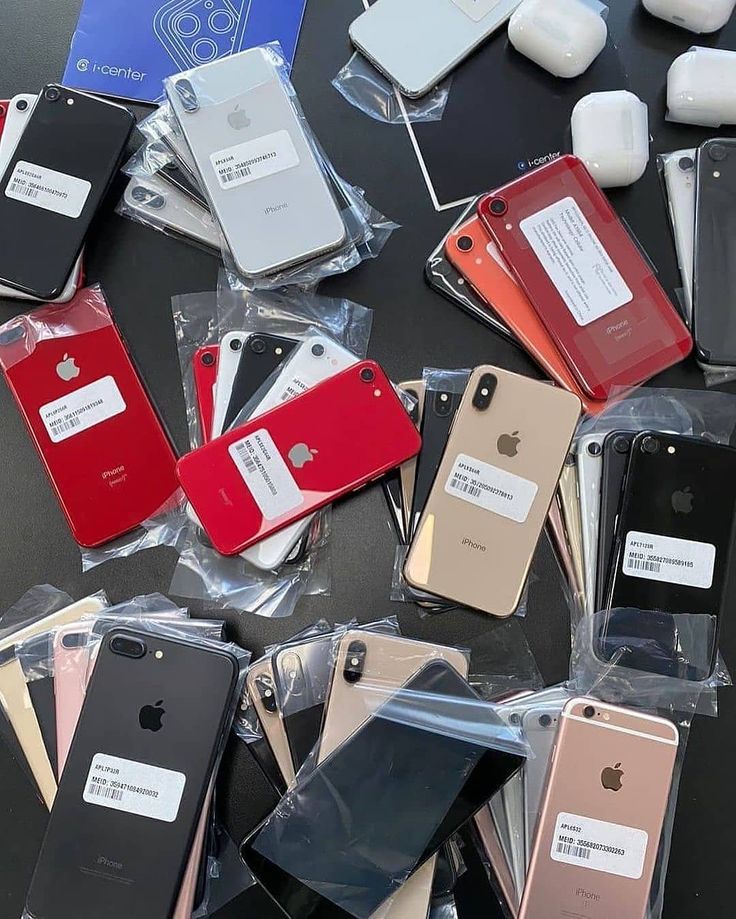 many different colored iphones are on display in plastic bags with tags attached to them