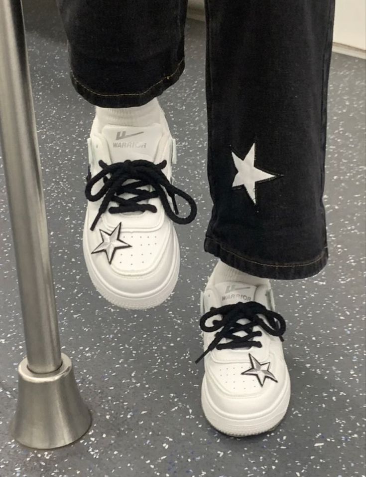 ⿻ star ; shoes aesthetic ; white ; minimal ; y2k aesthetic // 『𝑐𝑟𝑒𝑑𝑖𝑡𝑠 𝑙𝑖𝑛𝑘𝑒𝑑』 Chicas Punk Rock, Foto Ideas Instagram, Black And White Aesthetic, Love Stars, Aesthetic Themes, Black N White, Star Girl, White Aesthetic, Y2k Aesthetic