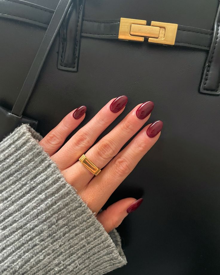 Fall Aesthetic Acrylic Nails, Autumnal Red Nails, Nail Inspo Solid Color Fall, Bergandi Nails, Short Maroon Almond Nails, Fall Nails 2023 Maroon, Burgundy Oval Acrylic Nails, Round Maroon Nails, Short Oval Burgundy Nails