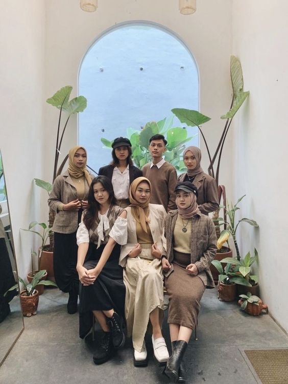 Yearbook Earth Tone, Outfit Ideas Earth Tone, Yearbook Outfit Ideas Vintage, Yearbook Photoshoot Vintage, Yearbook Ideas Themes Outfit, Style Vintage Hijab, Outfit Yearbook Vintage, Vintage Outfits Hijab Year Book, Yearbook Vintage Outfit Hijab