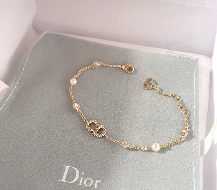 #dior #armband #designerjewelry #girlstyle #style #outfits Dior Jwellary, Designer Jewelry High End, Dior Armband, Bracelet Dior, Dior Bracelet, Dior Luxury, Luxury Bracelets, Wedding Jewelry For Bride, Expensive Jewelry Luxury