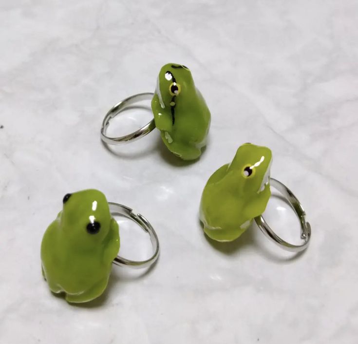 Green Jewelry Aesthetic, Weird Rings, Aesthetic Trinkets, Frog Accessories, Frog Rings, Frog Things, Weird Accessories, Frog Heart, Frog Ring