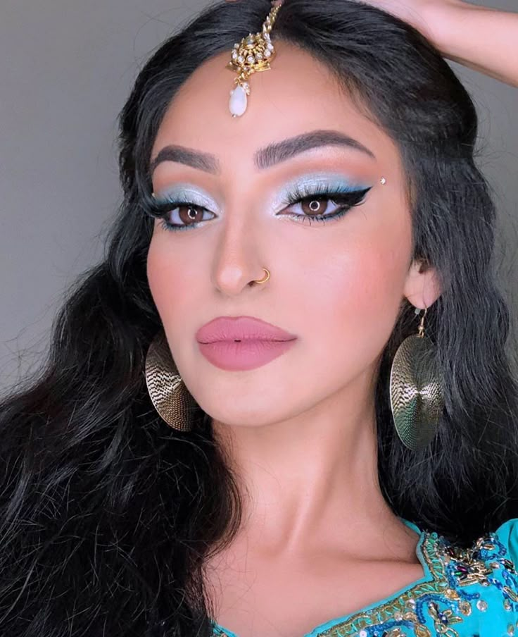 PRINCESS JASMINE REALNESS 👸🏻💙 #princessjasmine #aladdin —- Not gonna lie, i was really really into performing arts growing up & for our… Princess Jasmine Makeup, Jasmine Halloween Costume, Jasmine Makeup, Jasmine Nails, Disney Princess Makeup, Jasmine Hair, Princess Jasmine Costume, Gold Eyeliner, Princess Makeup