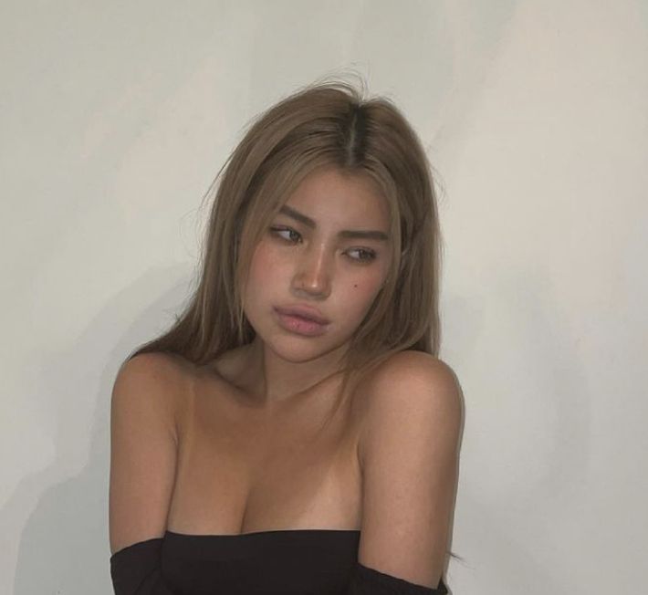 Asian W Blonde Hair, Hair Styles For Tan Skin, Golden Beige Skin Tone, Hair Dye Inspo Asian, Tan Hair Color Ideas, Tan Skin Colored Hair, Hannah Kae Blonde, Hair Inspo Tan Skin, Light Brown Hair Cool Skin Tone