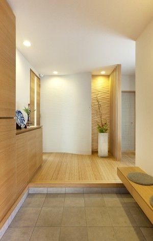 an image of a room with wood floors and tile on the floor, in japanese