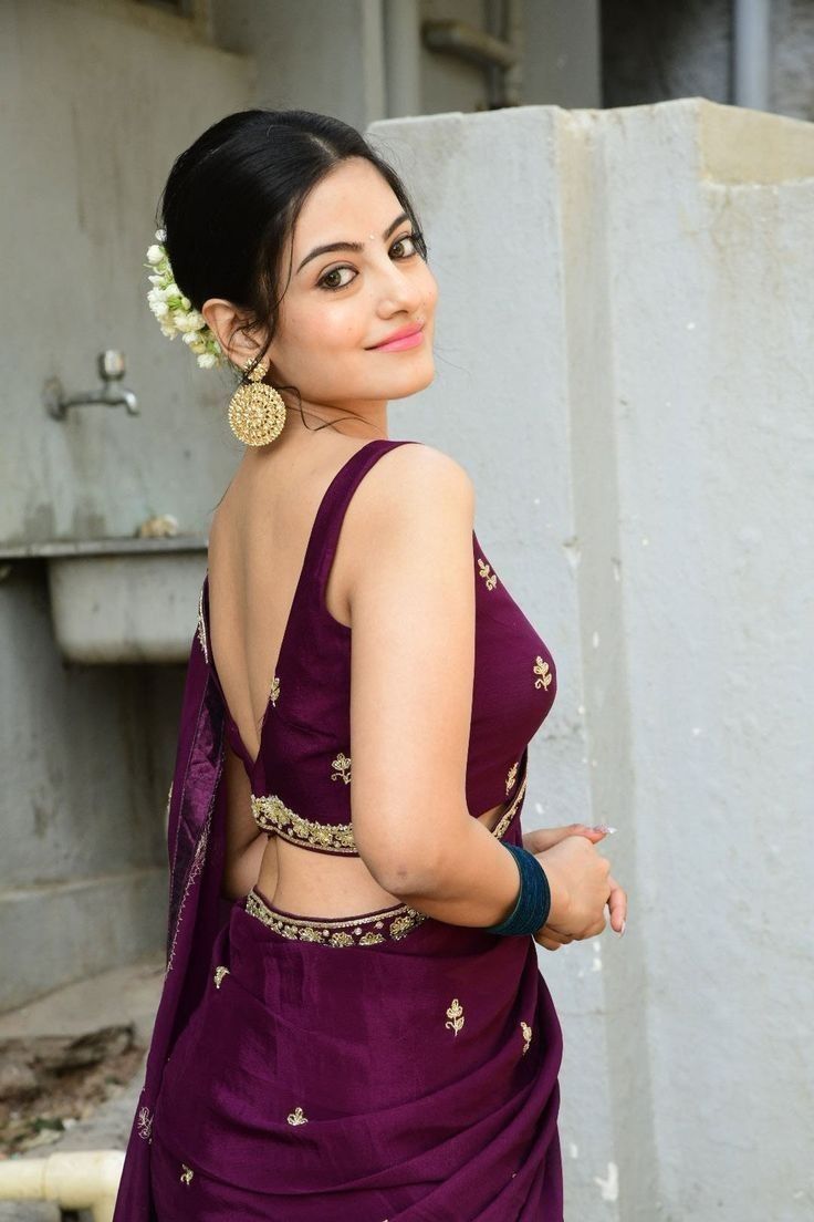 Physical Traits, Saree Stills, Saree Hairstyles, Maroon Saree, Rare Features, Diwali Outfits, Simple Saree Designs, Traditional Blouse Designs, New Saree Blouse Designs