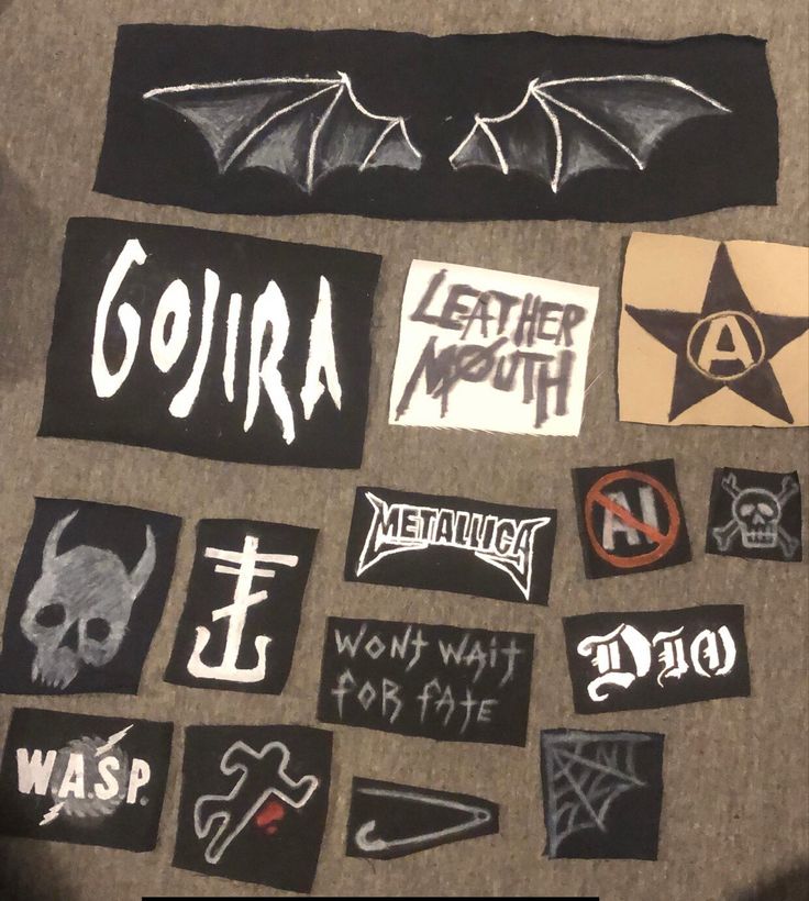 Patch Bag Punk, Punk Band Patches Diy, Goth Pins Diy, Diy Goth Patches, Diy Punk Backpack, How To Make Your Own Patches, Patches For Pants, Patch Pants Punk Ideas, Diy Band Merch Ideas