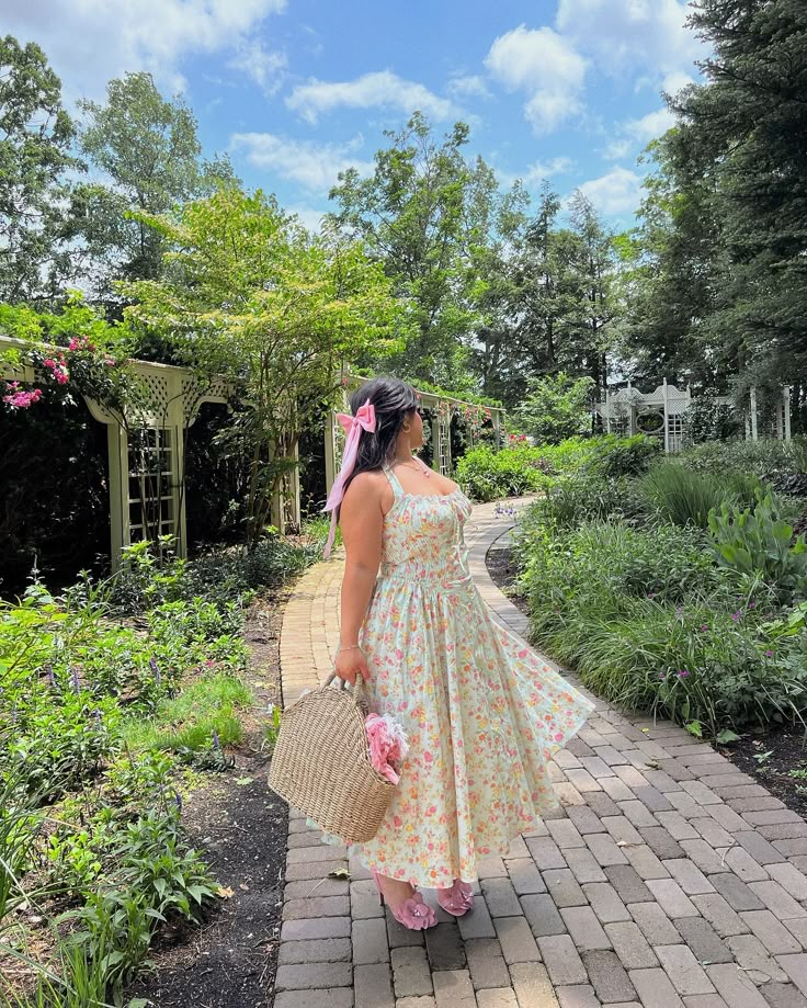 garden fairy vibes 🧚🏻‍♀️🎀��🦋💐🧺 Romantic Dress Plus Size, Pink Fairy Outfit Aesthetic, Autumn Picnic Outfit, Romantic Outfits Aesthetic, Garden Theme Outfit, Picnic Birthday Outfit, Picnic Dress Outfits Summer, Romantic Look Outfit, Romantic Summer Outfits